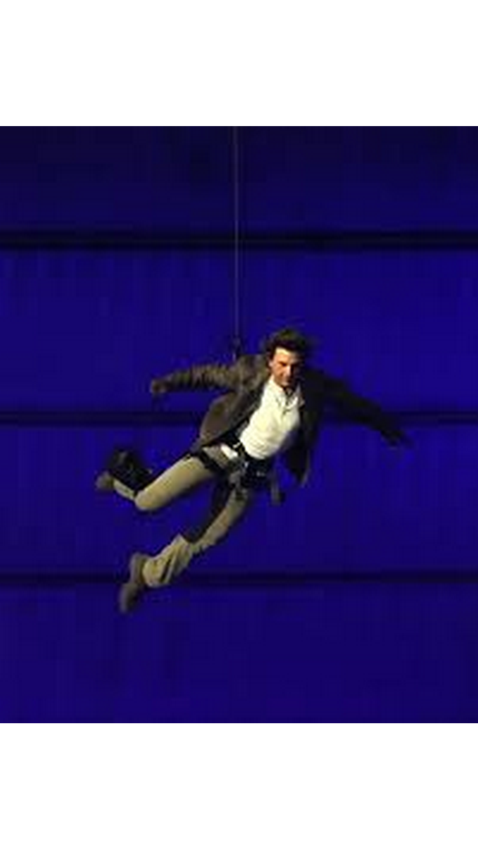 Tom Cruise descend du toit du stade pour une finale olympique audacieuse